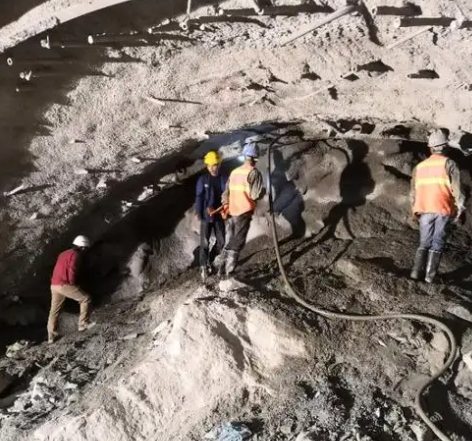 南岳拱顶带模注浆料的施工流程及注意事项